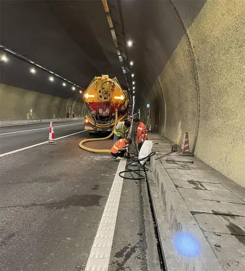 榆林隧道排水渠清淤